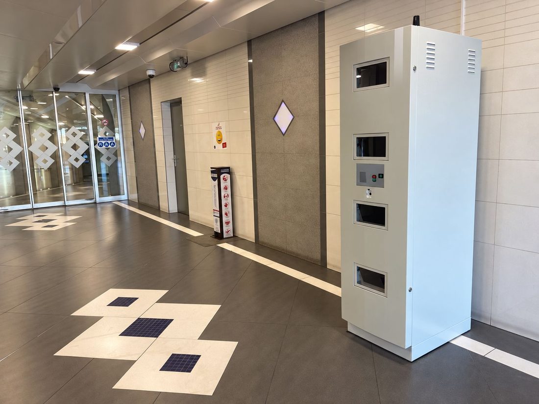 Jeconsigne collection kiosk installed in an entrance hall